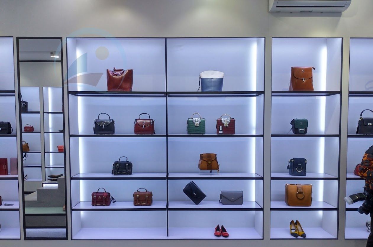 Mẫu tủ kệ showroom thiết bị vệ sinh, nhà tắm đẹp ấn tượng 12 Mauthietkeshoptuixach7