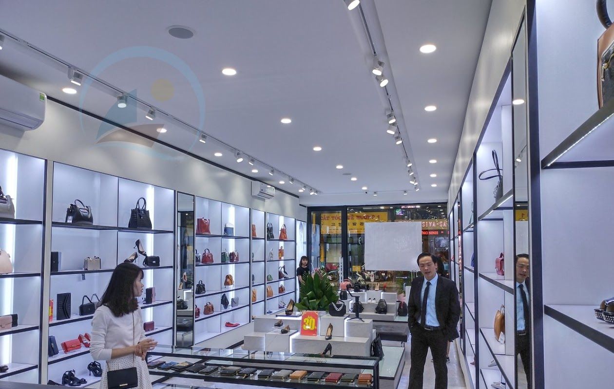 Mẫu tủ kệ showroom thiết bị vệ sinh, nhà tắm đẹp ấn tượng 13 Mauthietkeshoptuixach8