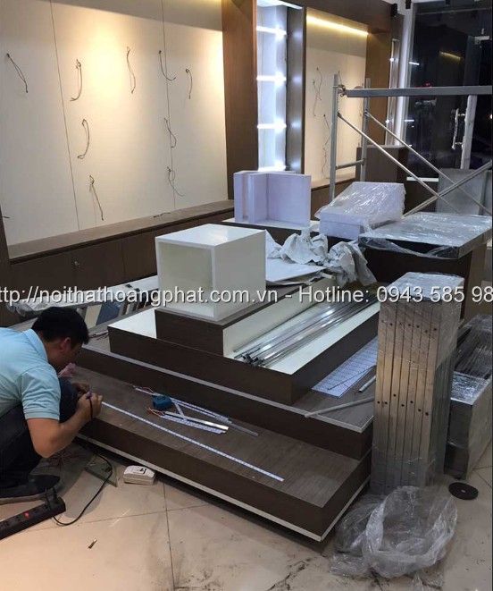 Mẫu thiết kế thi công shop bán hàng túi xách thời trang ấn tượng 15 Shoptuixachthoitrang6