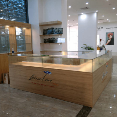 Quầy bán hàng chữ U kết hợp kính đẹp, hiện đại Quay-ban-hang-chu-u-4
