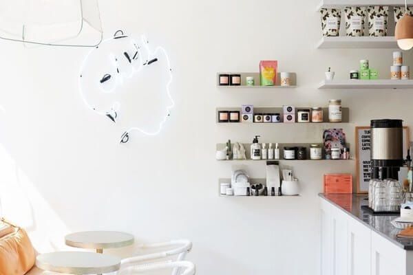 TOP 30+ mẫu tủ trưng bày tiệm tóc đẹp, hiện đại, được chọn lọc Thiet-ke-tiem-nail-nho (4)