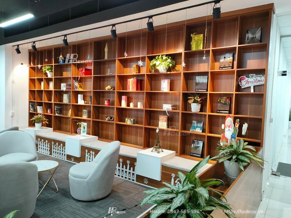 Gỗ MDF lõi xanh sử dụng trong gia công giá kệ trang trí sảnh văn phòng