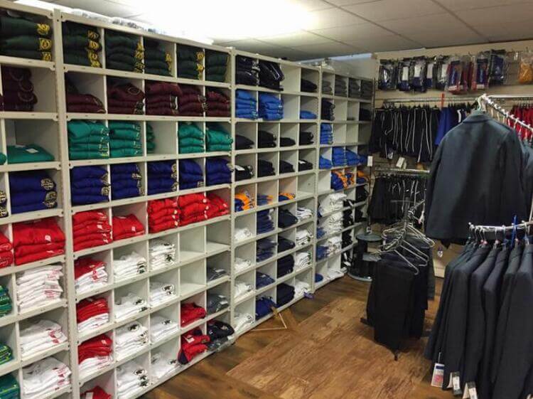 Mẫu kệ shop quần áo thời trang đẹp, chất lượng nhất năm 2022 Ke Trang Tri Shop Quan Ao (1)