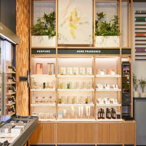 Kệ trưng bày mỹ phẩm bằng gỗ, chi phí rẻ cho shop mỹ phẩm Ke Trung Bay My Pham Bang Go 4