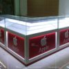 Tu Kinh Trung Bay Dien Thoai Co Den Led 01