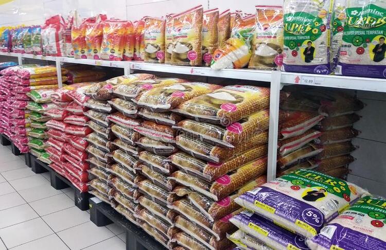 TOP 5 mẫu kệ trưng bày gạo bền đẹp, tối ưu diện tích Thiet Ke Cua Hang Gao (1)