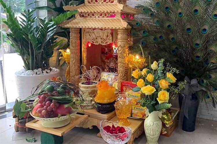 hpdecor.vn-bàn thờ Thần Tài ở cửa hàng