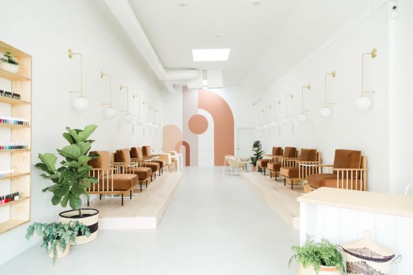TOP 20+ tiệm nail màu hồng được thiết kế & trang trí đẹp mê mẩn Mẫu thiết kế tiệm nail với toen màu trắng